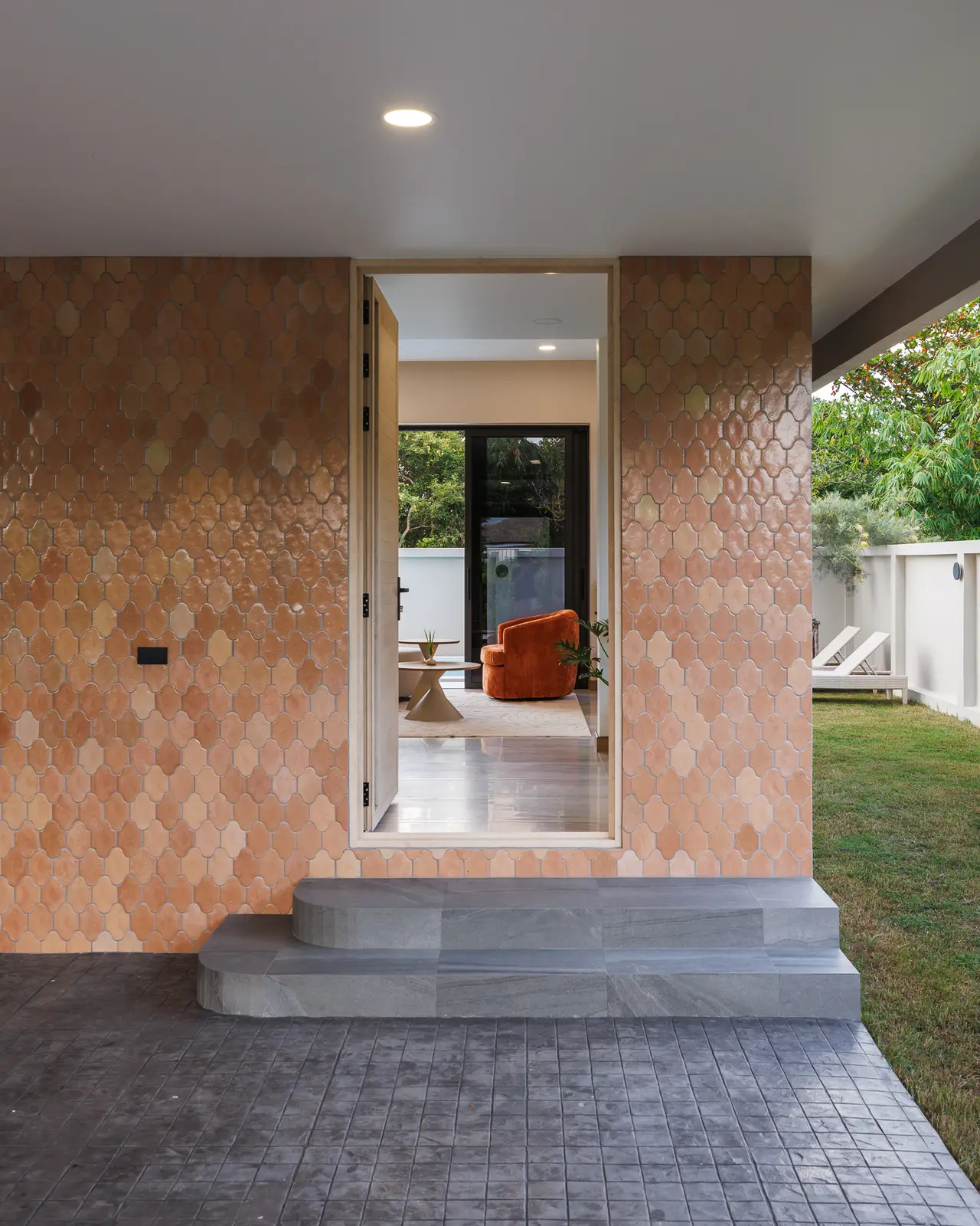 Aligned entrance, living space and garden view